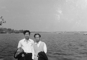 1980年代傅璇琮与其学生王瑞来在杭州西湖留影
