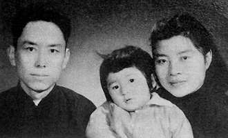 1951年，女儿任远周岁时合影（右为夫人冯钟芸）