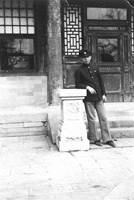 1935年秋在颐和园乐安堂前