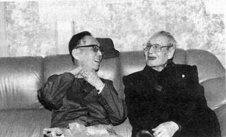 1996年，在北大与钟敬文畅谈