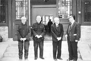 2000年，任继愈（右一）与饶宗颐（右二）、季羡林（左二）、周一良（左一）