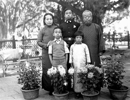 1936年，汤一介（前排左一）与父亲汤用彤（后排右一）和家人在北京中山公园
