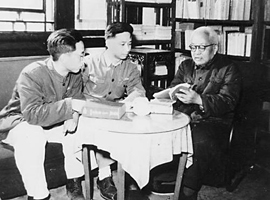 1956年，汤用彤（右）给汤一介（中）讲授国学