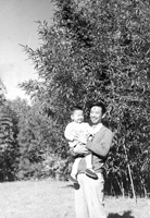1958年，汤一介与小儿汤双在北大