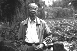 汤一介先生在北大未名湖畔