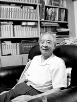 汤一介先生在书房